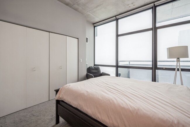 Foto del edificio - 235 W Van Buren St