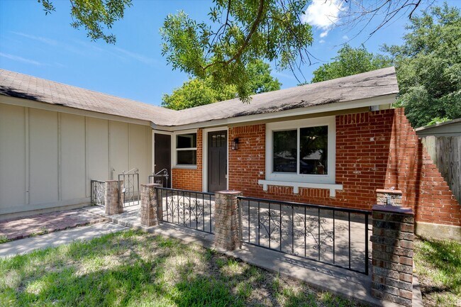 Foto del edificio - Beautifully Renovated Home Available for L...