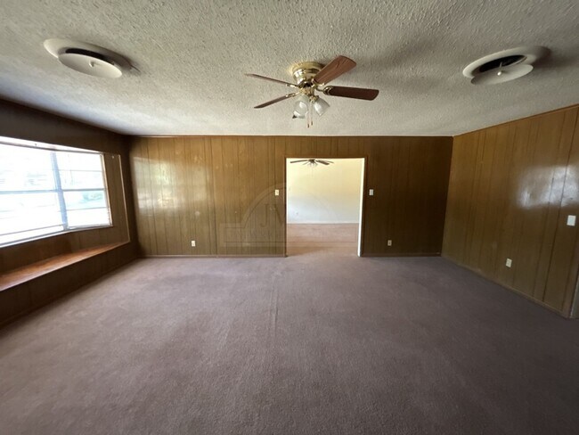 Building Photo - 208 Oak St