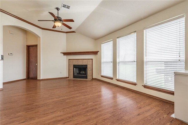 Building Photo - 824 Elm Creek Dr