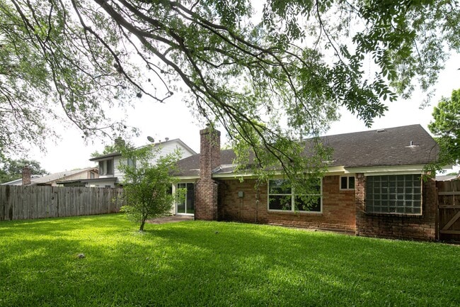 Building Photo - 3219 The Highlands Dr