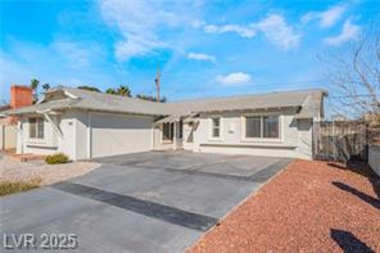 Primary Photo - Fully Furnished, Remodeled & Upgraded Sing...