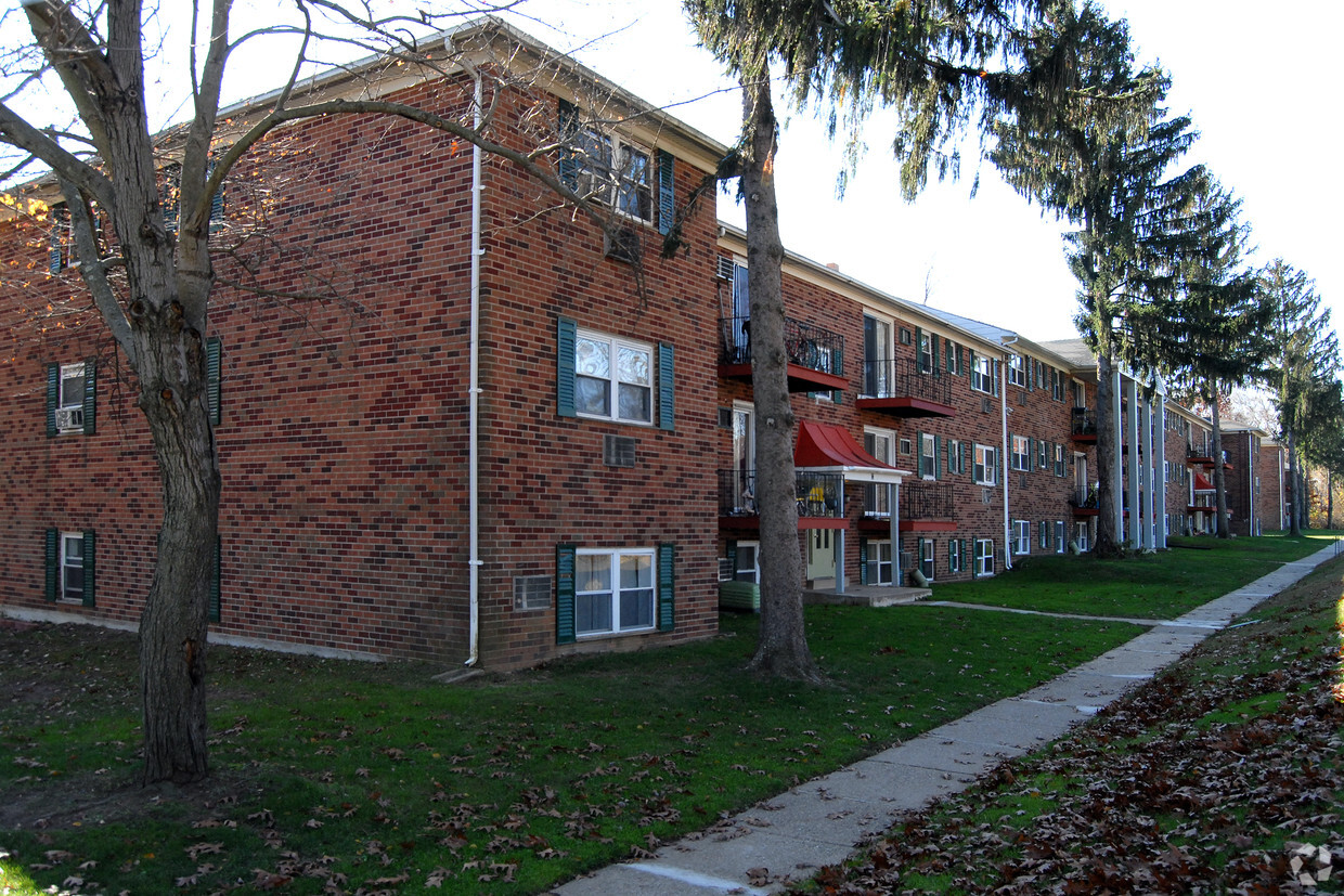 Elmwood Park - Elmwood Park Apartments