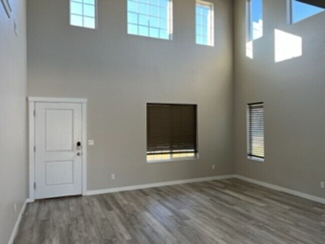 Foto del edificio - Great 4 bed 2.5 bath home with 2600 sq ft!  Kuna Home with lots of room just off N Ten Mile Rd an...