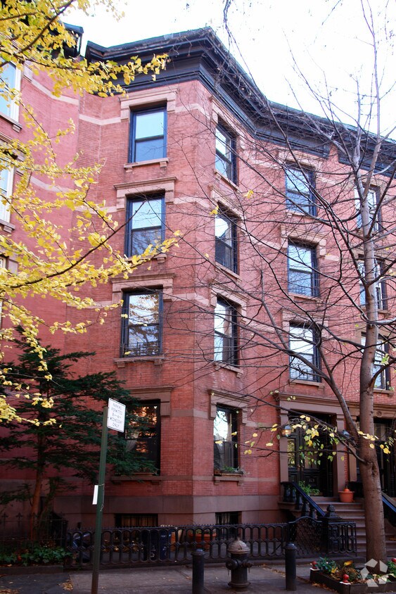 Building Photo - 313 Hicks St