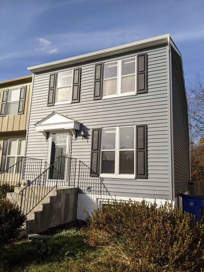 Building Photo - Renovated townhouse in established Frederi...