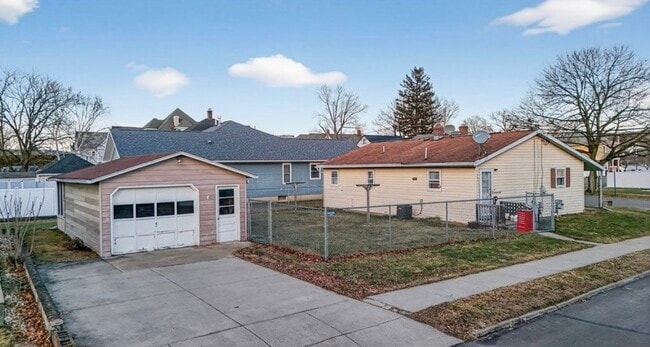 Building Photo - 426 S Wilbur Ave