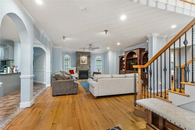 Building Photo - 2426 Tackaberry St