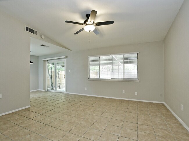 Foto del edificio - 5255 Meadow Creek Dr