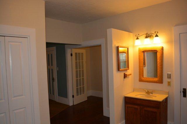 Foto del edificio - Beautiful, spacious Craftsman, Owner pays Yard Care, Laundry on site