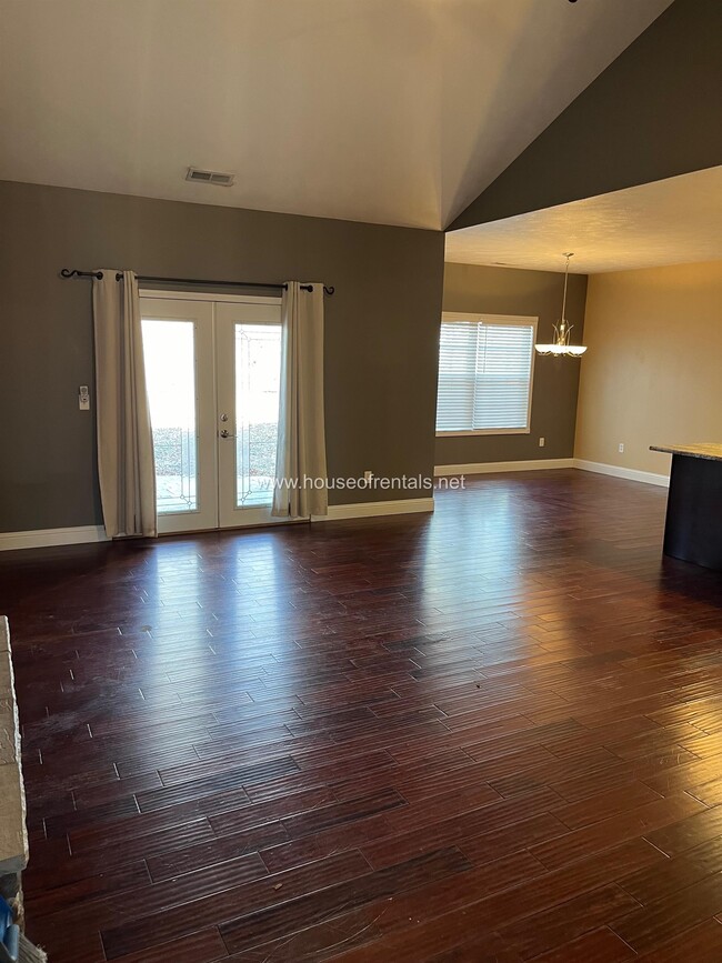 Building Photo - 305 S McVicker Dr