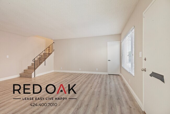 Foto del edificio - Outstanding Two Story Townhouse Style Two ...
