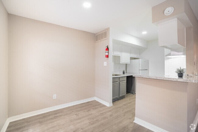 1 habitación, 1 baño - 660 pies cuadrados - Comedor - 7900 Morley