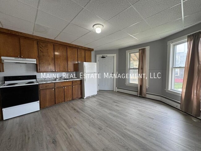 Building Photo - 131 College Ave