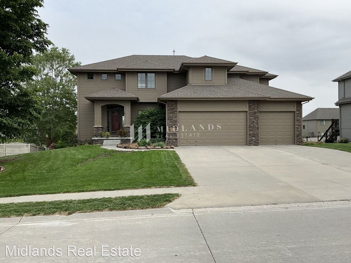 7533 Castle St, Papillion, NE 68046 House Rental in Papillion, NE