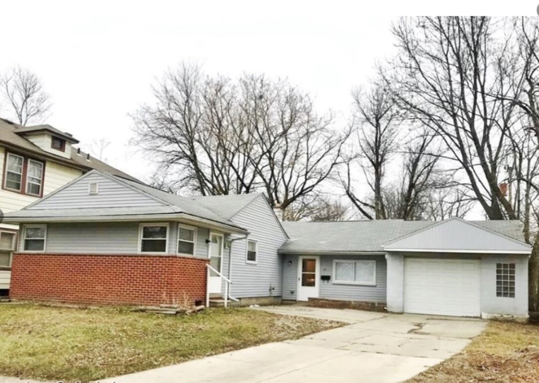 Desirable 3 Bedroom, 2 Bath Ranch Home - 46 W Bernhard Ave