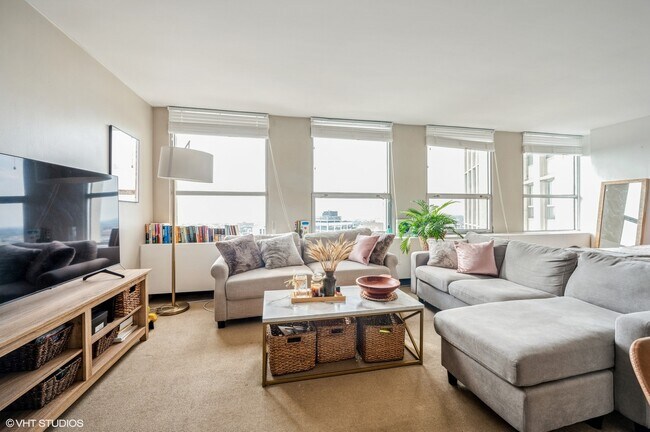 Foto del edificio - 2626 N Lakeview Ave