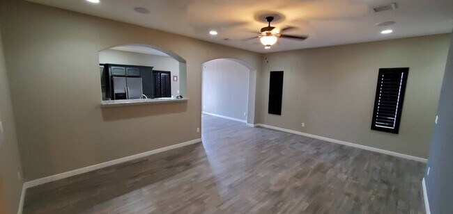 Foto del edificio - HOME FOR RENT IN THE FAR EASTSIDE