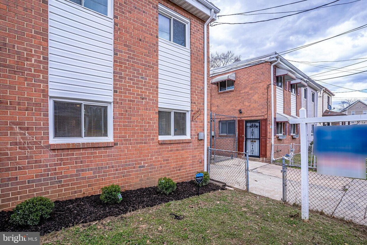 Primary Photo - 5356 Gay St NE