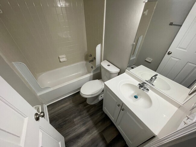 Building Photo - 2BD/1.5BA Townhome