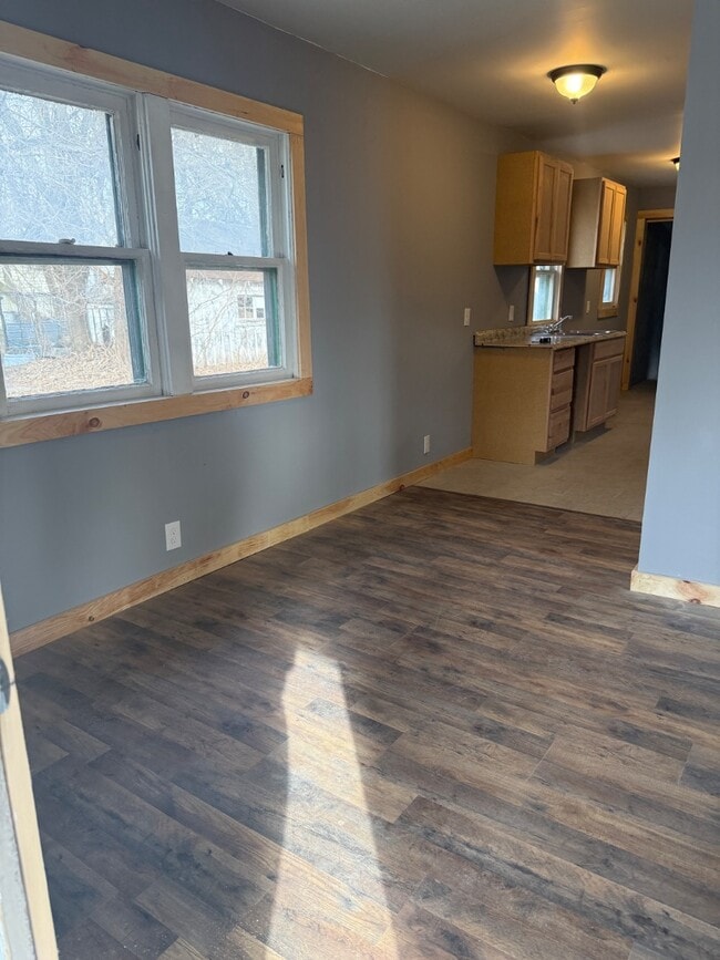 Building Photo - 208 Osborne St