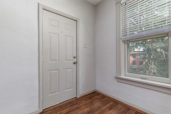 Foto del edificio - 6042 Kingsbury Ave