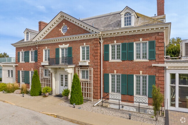 The Saginaw Art Museum & Gardens is a few minutes' walk from Adams Boulevard.