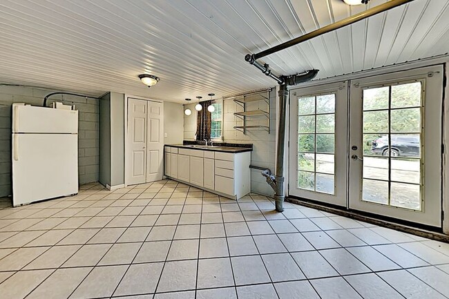 Building Photo - 4901 Trousdale Dr