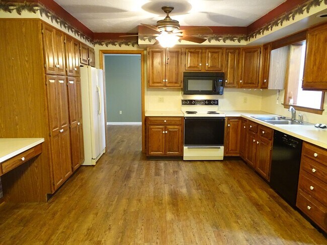 Foto del edificio - 957 Forest Hill Rd