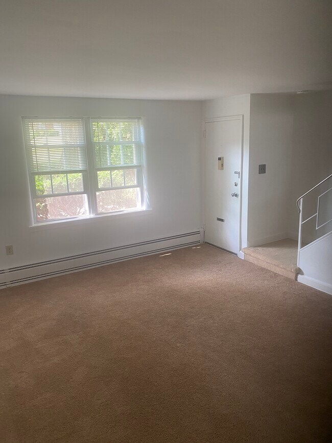 Building Photo - 200 Maplewood Dr