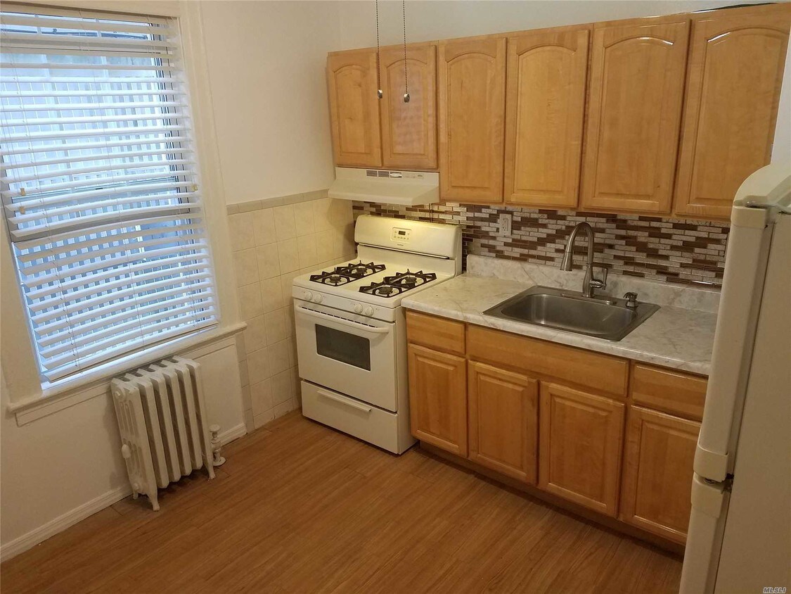 Primary Photo - 332 Covert St