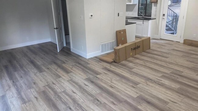 Building Photo - 1106 W 6th St