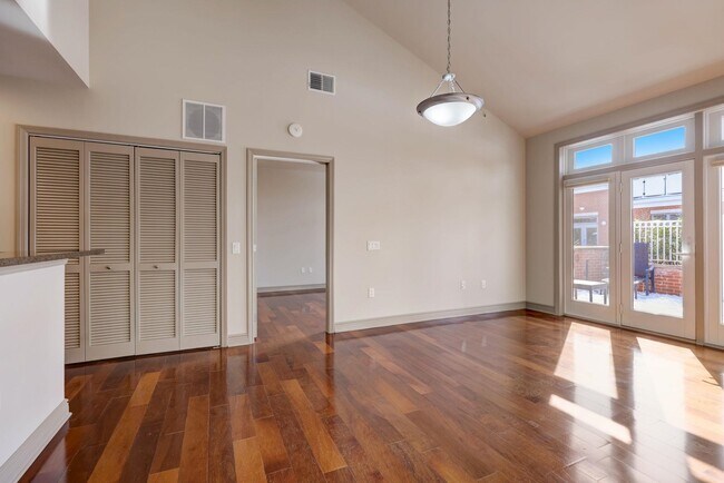 Foto del edificio - 7400 River Rd