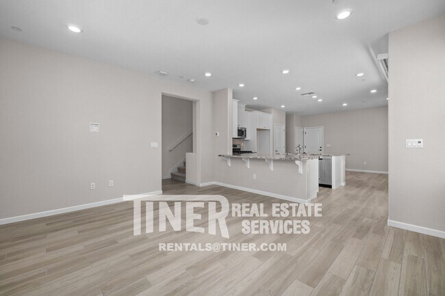 Building Photo - Well Appointed Roseville Home!