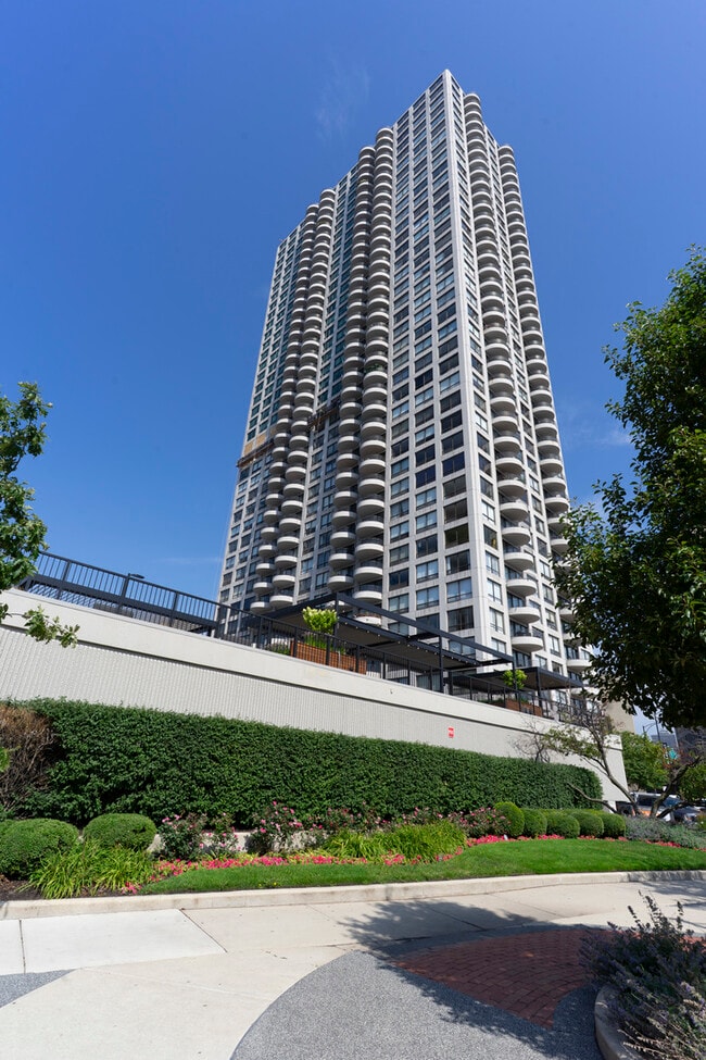 Building Photo - 2020 N Lincoln Park W