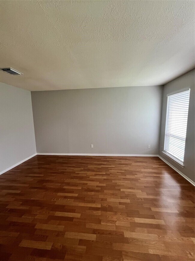 Foto del edificio - 6218 Woodland Forest Dr