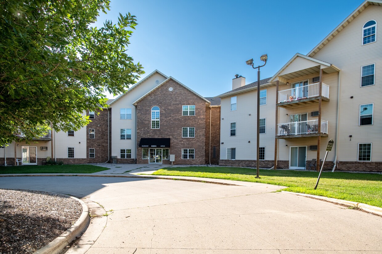 Primary Photo - Bluemont Village Apartments