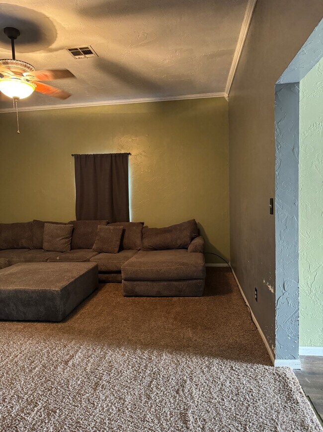 Building Photo - 724 E Delaware Ave