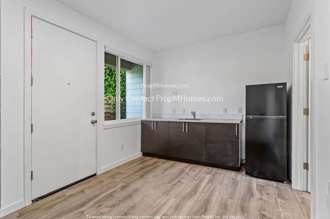 Building Photo - Charming Condo with Modern Amenities in Pr...