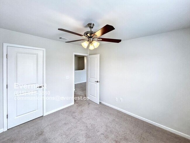 Foto del edificio - Spacious and Beautiful 5-Bedroom Home / Av...