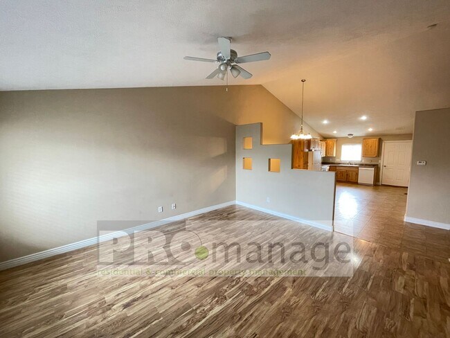 Foto del edificio - 4 Bed, 3 Bath Town Home w/ 2 Car Garage - ...