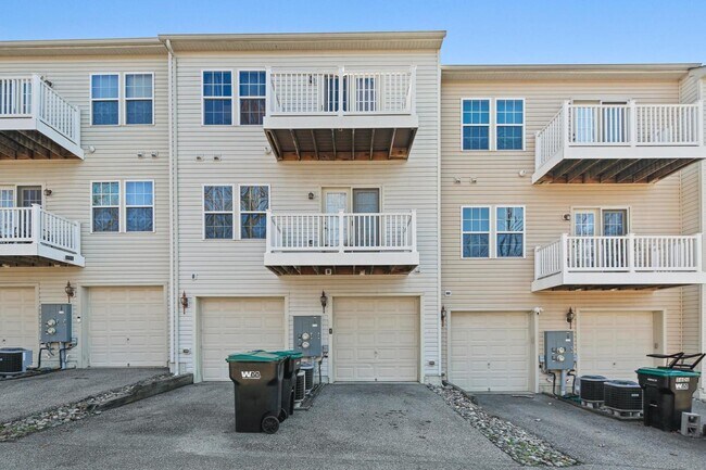 Foto del edificio - Exquisite brick-front duplex condo, ideall...