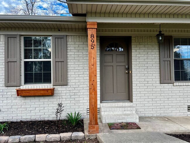 Foto del edificio - 895 Marion Anderson Rd.