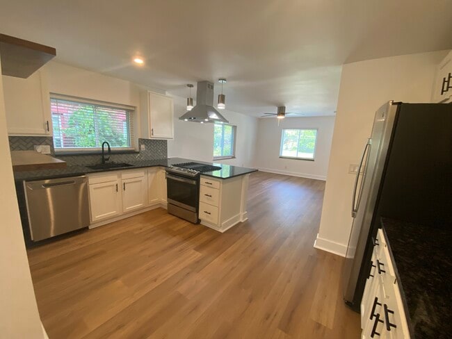 Building Photo - 3041 Cleinview Ave
