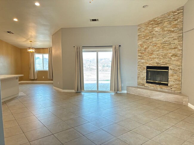 Building Photo - 4BD/2BA Located in Hesperia