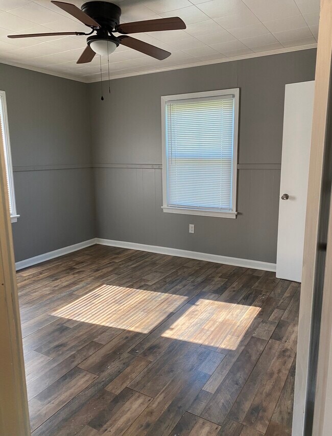 Foto del edificio - 1060 Johnnie Bud Ln