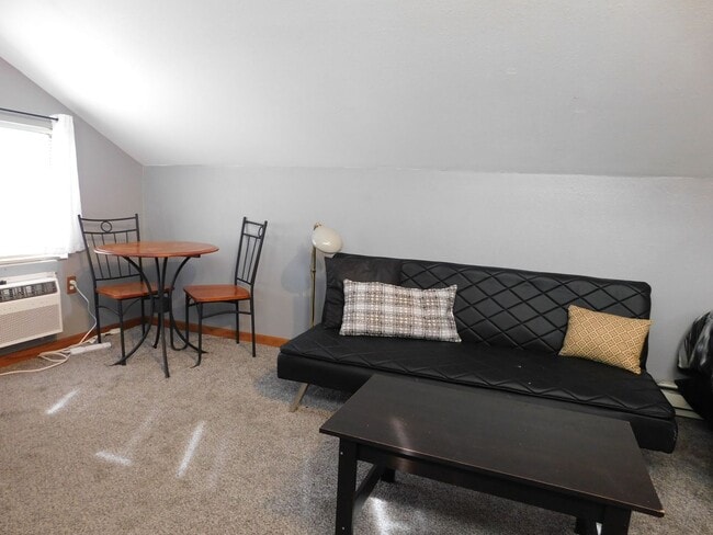 Building Photo - Studio with Views of the Monument