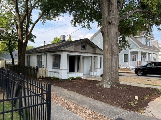 Building Photo - **GET $300 OFF FIRST, FULL 3 MONTHS OF RENT**1565 Walker Ave Unit B: 1BD, 1BA Duplex Unit Located...