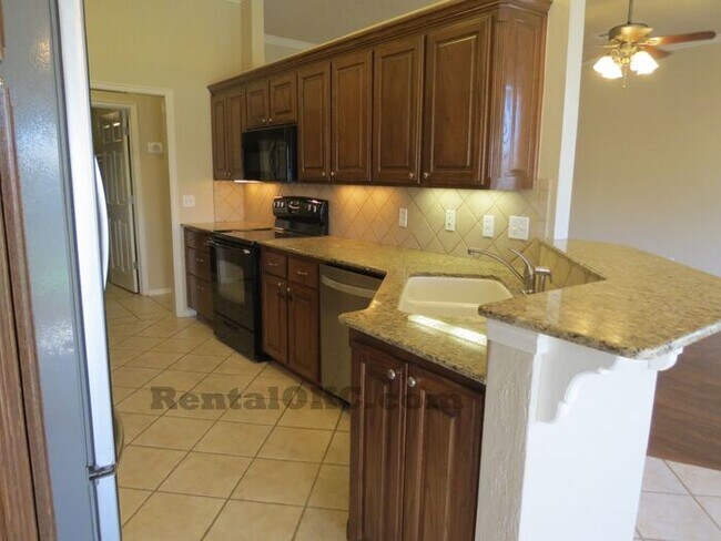 Building Photo - Moore 3/2 bed plus office and a storm shel...