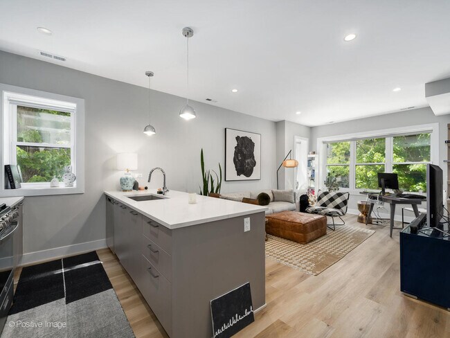 Foto del edificio - 833 N Hoyne Ave